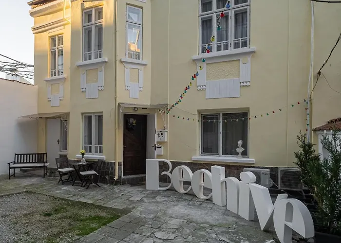 Beehive And Coworking Hotel *